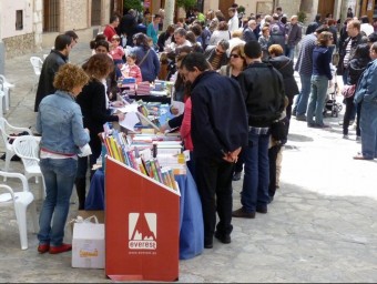 Paradetes de la Fira del Llibre a la plaça de l'Ajuntament. B. SILVESTRE