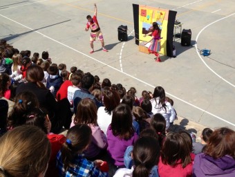 Representació teatral al pati de l'escola. CEDIDA