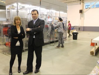 Núria Font i Gabriel Chillarón davant d'una de les màquines que fabriquen a Barberà.  J.A