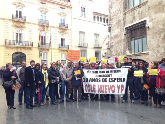 Membres de l'AMPA a les portes d ela Generalitat Valenciana. CEDIDA