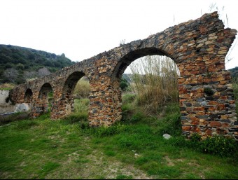 Les restes de l'aqüeducte romà de Can Cua de Pineda de Mar. QUIM PUIG