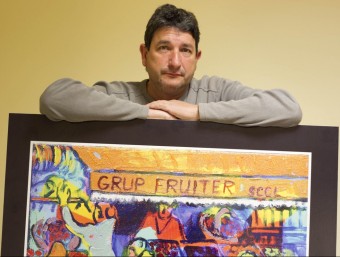 Marc Piñol, gerent del Grup Fruiter de Benissanet, amb el logotip de la cooperativa.  JOSÉ CARLOS LEÓN