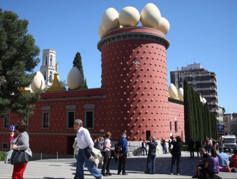 Una imatge de la Torre Galatea, del Museu Dalí de Figueres, ple de turistes fent fotos. De moment no es presentarà a patrimoni de la humanitat. LLUÍS SERRAT