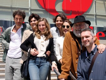 d'esquerra a dreta, Pep Planas, Pepa López, Anna Moliner, Míriam Iscla, Emma Vilarasau, Jordi Banacolocha i Pere Riera , ahir a les escales del TNC . PERE FRANCESCH /ACN