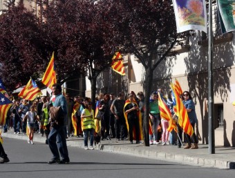 La filera humana per la independència, al seu pas per l'avinguda de Balmes de Lleida ACN