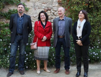 Els tres guanyadors, Vicent Enric Belda, Montserrat Camps i Jordi de Manuel, acompanyats de la regidora de Cultura, Carme Crespo ELISABETH MAGRE