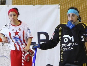 Les jugadores Carla Gri i Virginia Díaz després de la final de la temporada passada JORDI RIBOT / ICONNA