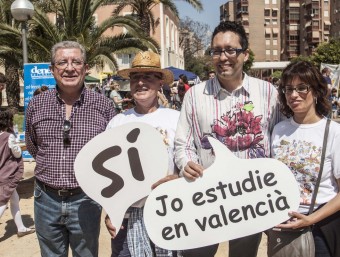 Campanya en favor de la matriculació en valencià. Foto feta a Alacant ESCOLA VALENCIANA