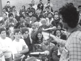 Jordi Sargatal parlant en un acte per impedir la urbanització i reclamar la protecció dels aiguamolls, a la platja de la Rogera al 1981. LASTORMEDIA