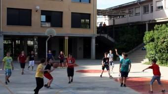 Alumnes de l'IES Bajo Cinca de Fraga jugant a bàsquet al pati ACN