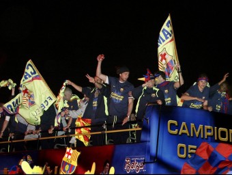 Els jugadors del Barça celebren a l'arribada a Barcelona la lliga guanyada l'any 2006 a la mitja part del partit que jugaven a Balaídos EFE