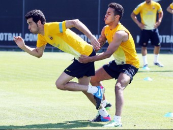 Sergio Busquets s'exercita amb Thiago Alcántara en l'entrenament d'ahir FCB