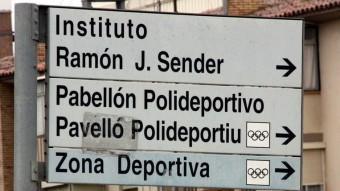 Un cartell indicatiu de la ciutat de Fraga bilingüe ACN
