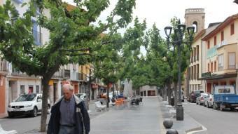 Un home passejant ahir pel centre històric de Fraga D.M