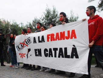 Protesta de les JERC al Parlament aragonès per protesta contra la imposició de Lapao