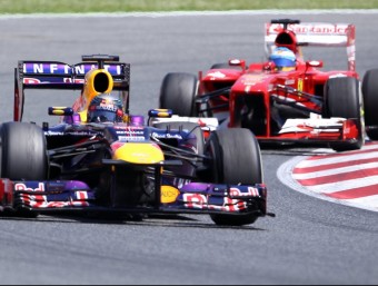 Sebastian Vettel, perseguit per Fernando Alonso en l'inici de la cursa JUANMA RAMOS