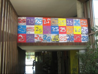 Murals del 25è aniversari amb dibuixos d'alumnes, a l'IES Cassà J.F