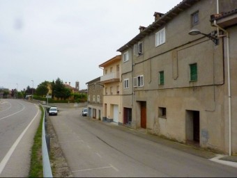 Les cases del barri de l'Hostal Nou i al fons, el nucli de Montagut, que comença on hi ha els dos cotxes aparcats. R. E