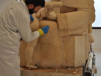 Un tècnic especialista restaura el monument. B. SILVESTRE