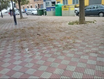 Aspecte de la plaça Tinença de Miravet reblida de brutedat. CEDIDA