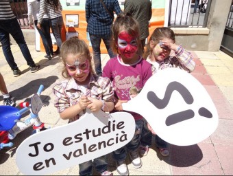 Campanya de matriculació en valencià promoguda per Escola Valenciana. EL PUNT AVUI