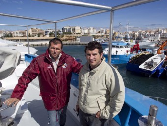 Manel i Pere Balfegó a la seua embarcació.  JOSÉ CARLOS LEÓN