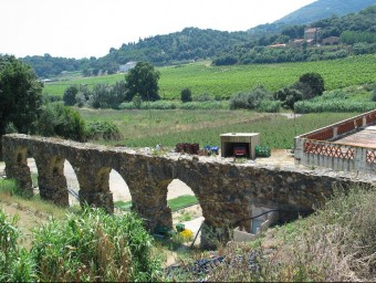 L'aqüeducte romà de Can Cua de Pineda. Al seu voltant projecten un papallonàrium. T.M
