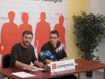 Jordi Puig, regidor-portaveu de Compromís per Ròtova, i Abel Balbastre, portaveu de Compromís Jove de la Conca dels Vernissa, en conferència de premsa. CEDIDA