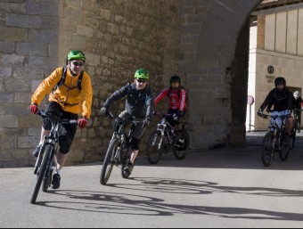 Els bikers discorren per traçat urbà i per recorreguts naturals. EL PUNT AVUI