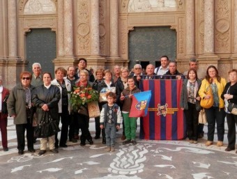 Una representació de la Penya l'Avellana Blaugrana durant una excursió a Montserrat PENYA L'AVELLANA BLAUGRANA