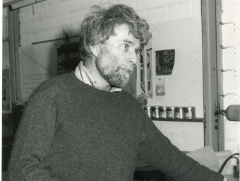 Kitaj, estampant un gravat , el 1979 al taller de Piet Clement a Amsterdam J. VAN DER MEIJ