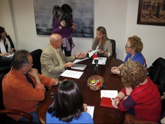 Moment d ela signatura del conveni entre l'Ajuntament i l'Associació Alzheimer. CEDIDA