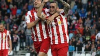 Aleix Vidal celebra un gol abraçat per Charles LA VOZ DE ALMERÍA