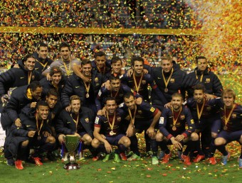 Els jugadors del Barça c elebren la victòria a la Copa Catalunya disputada ahir a Lleida FERRAN CASALS