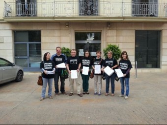 Membres del CEM davant les portes de l'Ajuntament. EL PUNT AVUI