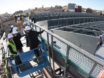 Una imatge de la instal·lació de les plaques fotovoltaiques a la coberta de la plaça Catalunya fa dos anys. LLUÍS SERRAT
