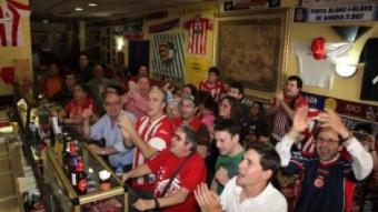 Un grup de seguidors del Girona, en un bar del barri de Sant Narcís, en l'instant de celebració de l'1-1 d'Acuña JOAN SABATER
