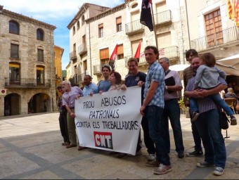 El grup concentrat ahir a la plaça de la Llibertat de Besalú, per fer saber els deutes de l'empresa de Sant Ferriol. R. E