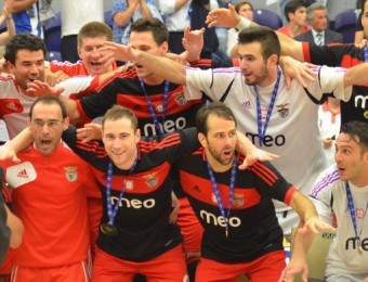 Els jugadors del Benfica a punt per rebre la copa de campions CATTINI / CERH