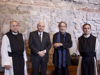 L'abat de Poblet, Josep Alegre, amb el conseller Ferran Mascarell, el músic Jordi Savall i el prior de Poblet, Lluc Torcal. EL PUNT AVUI