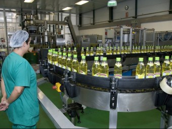 Imatge de les instal·lacions d'envasat d'oli de la marca Borges a la fàbrica que el grup té a Tàrrega.  B.M.G