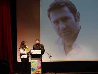 L'actor Sergi López, en el moment de rebre el premi, al Casino Municipal de Roda. J.C.LEÓN