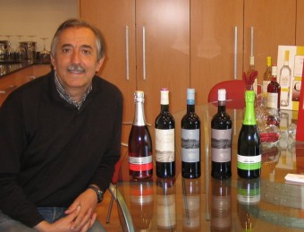 Macari Pujadó, gerent de Vins Grau, al costat de les tres ampolles de vi negre premiades a Brussel·les i dues del cava que elaboren.  ANNA AGUILAR