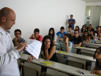 Alumnes de les PAU a Girona, el 2012, abans de començar les proves JOAN SABATER