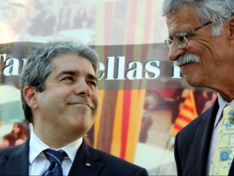 El conseller de la Presidència, Francesc Homs, i Josep Tarradellas Macià, fill del president, durant l'homenatge que s'ha celebrat a Cervelló ACN