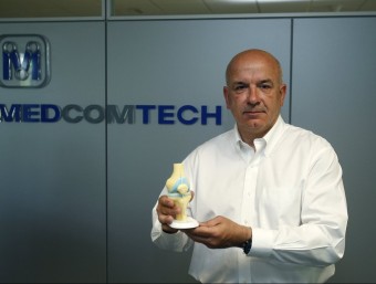 Joan Sagalés mostra una de les pròtesis que comercialitza.  ORIOL DURAN