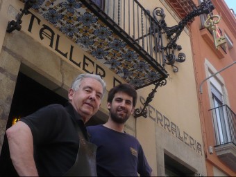 Rafel Codina i Pol Codina, a la façana de la botiga on també hi ha el taller de forja, al Camí Ral de Mataró.  E. FERRAN