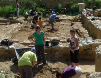 Arqueòlegs treballant al jaciment del Pla d'Horta, a la campanya del 2011 J. CAMPS