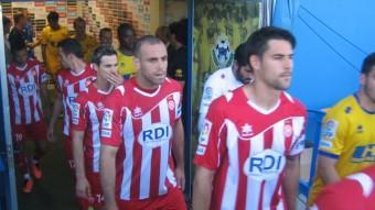 Els jugadors del Girona i l'Alcorcón , en el moment de sortir al terreny de joc de Santo Domingo JORDI FERRER