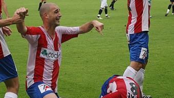 Jito , assenyalant el seu amic Migue, autor del gol de l'ascens MANEL LLADÓ